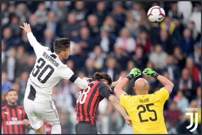 Pemain Juventus, Rodrigo Bentancur, menghadang pemain AC Milan dalam pertandingan di Allianz Stadium pada Sabtu (6/4/2019)