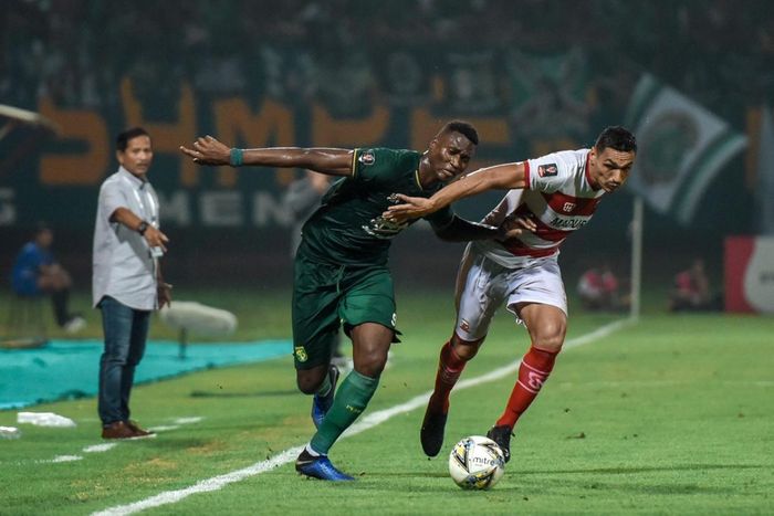 Duel striker Persebaya, Amido Balde dengan bek Madura United, Jaimerson Xavier di lafa semifinal leg kedua Piala Presiden 2019.