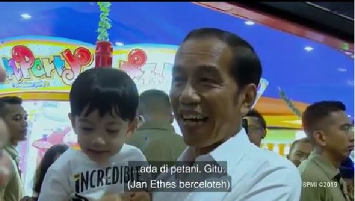 Presiden Jokowi bersama cucunya, Jan Ethes