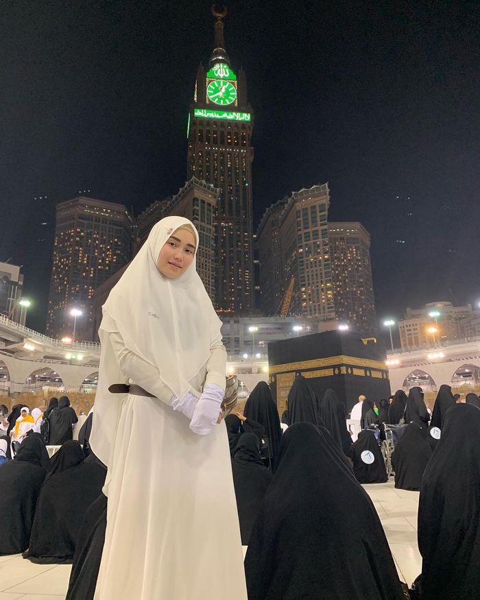 Ayu Ting Ting tampil memesona mengenakan gamis bernuansa serba putih