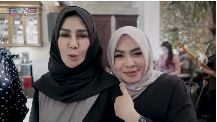 Sering Digosipkan Tak Akur dengan Besan, Rieta Amilia Kaget Amy Qanita Beri Kejutan di Hari Ulang Tahunnya