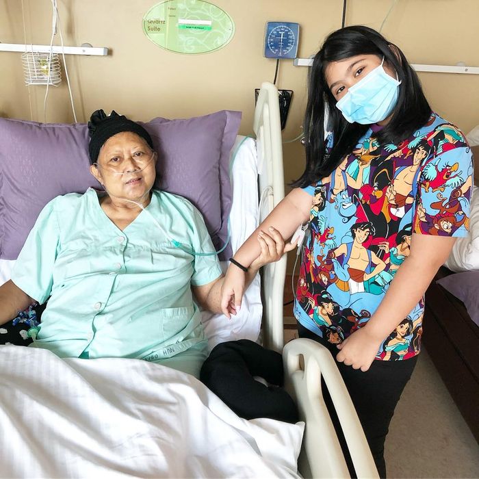 Almira Yudhoyono menemani Ani Yudhoyono selepas keluar dari ruang ICU.