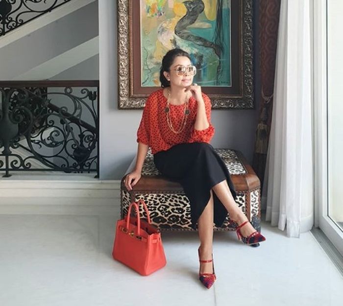 Mayangsari berfoto dengan tas Hermes