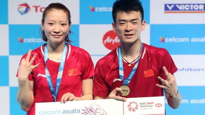 Pasangan ganda campuran China, Zheng Siwei/Huang Yaqiong, berpose di podium kampiun Malaysia Open 2019.