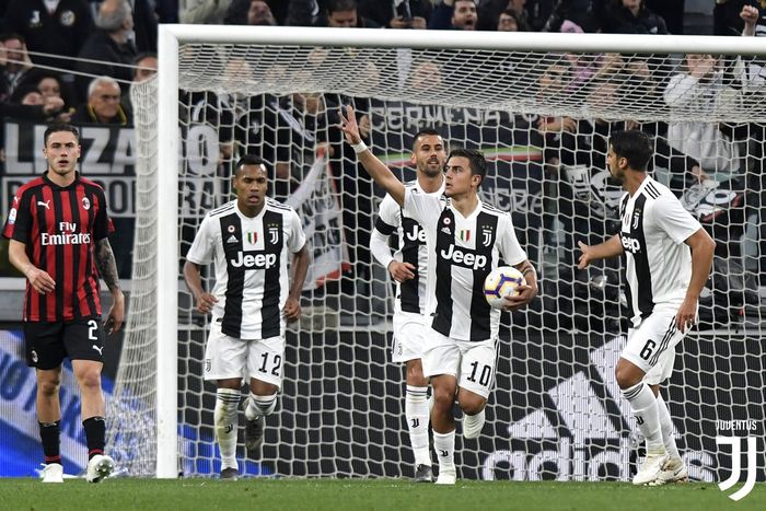 Penyerang Juventus, Paulo Dybala, mencetak gol tendangan penalti dalam laga pekan ke-31 Liga Italia kontra AC Milan di Stadion Allianz, 6 April 2019.