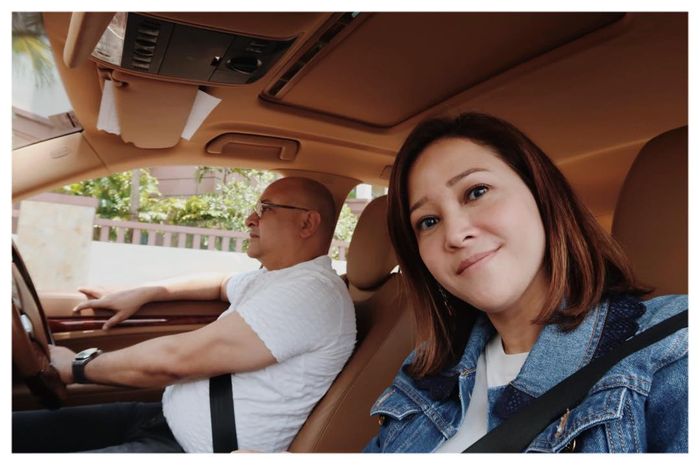 Maia Estianty terlihat simpel saat bersama sang suami, Irwan Mussry pakai jaket jutaan rupiah