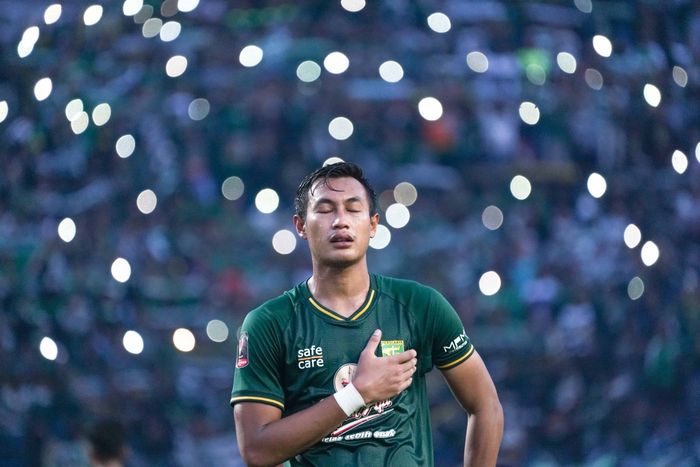 Bek tengah Persebaya Surabaya, Hansamu Yama Pranata, terlihat sangat menjiwai ketika menyanyikan Song For Pride bersama Bonek di Stadion Gelora Bung Tomo.