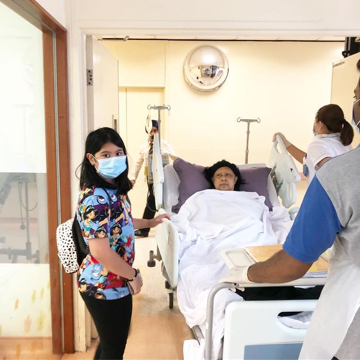 Almira Yudhoyono mengantar Ani Yudhoyono menuju kamar perawatan.