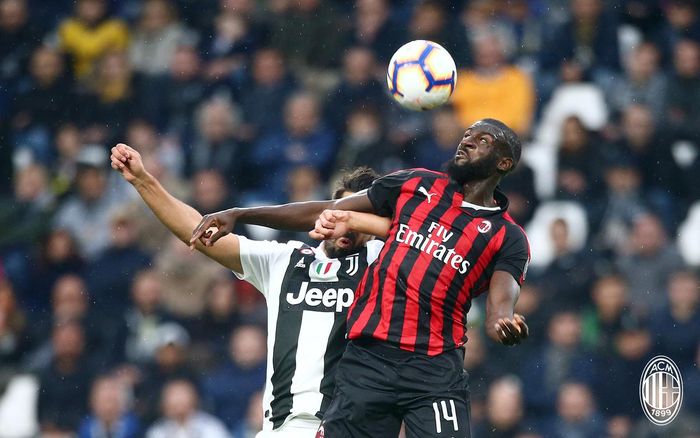 Gelandang AC Milan, Tiemoue Bakayoko berduel dengan gelandang Juventus Emre Can dalam laga pekan ke-31 Liga Italia di Stadion Allianz Turin, Sabtu (6/4/2019)