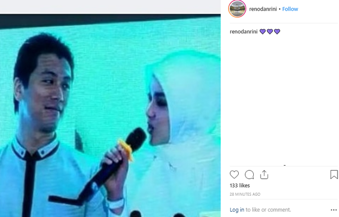 Senyum dan tatapan sang pengusaha nampak jelas dalam layar raksasa di lokasi berlangsungnya acara.