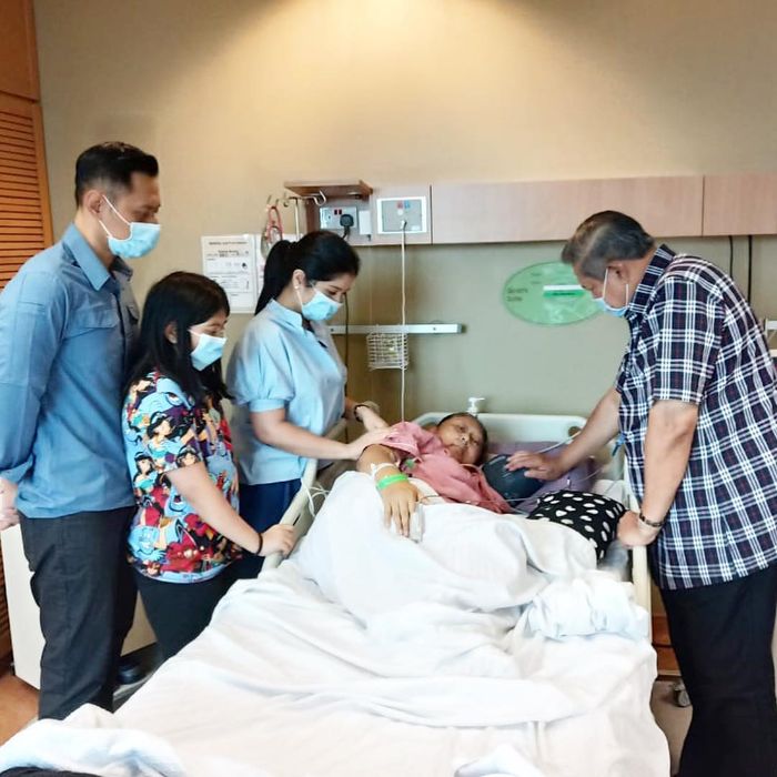 Ani Yudhoyono didampingi keluarga usai menjalani tes sumsum tulang belakang.