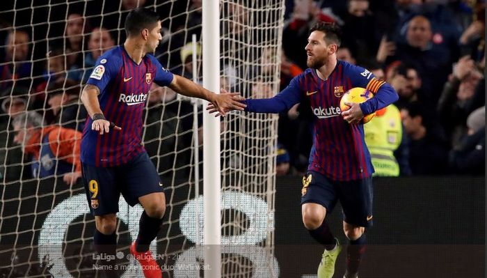 Megabintang FC Barcelona, Lionel Messi, merayakan golnya dengan Luis Suarez dalam laga pekan ke-31 Liga Spanyol kontra Atletico Madrid di Stadion Camp Nou, Sabtu (6/4/2019).