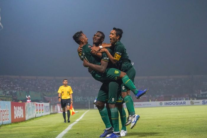 Para pemain Persebaya Surabaya melakukan selebrasi seusai mencetak gol ke gawang Madura United di semifinal leg kedua Piala Presiden 2019.