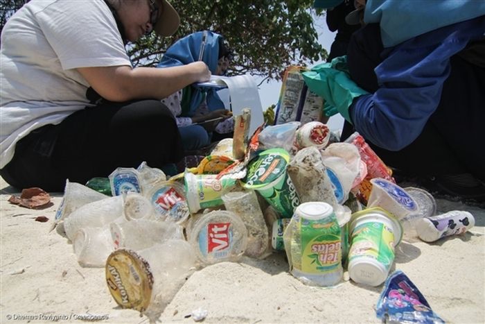 ilustrasi kegiatan pungut sampah plastik di pantai