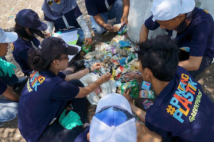 Ilustrasi kegiatan pungut sampah plastik di pantai