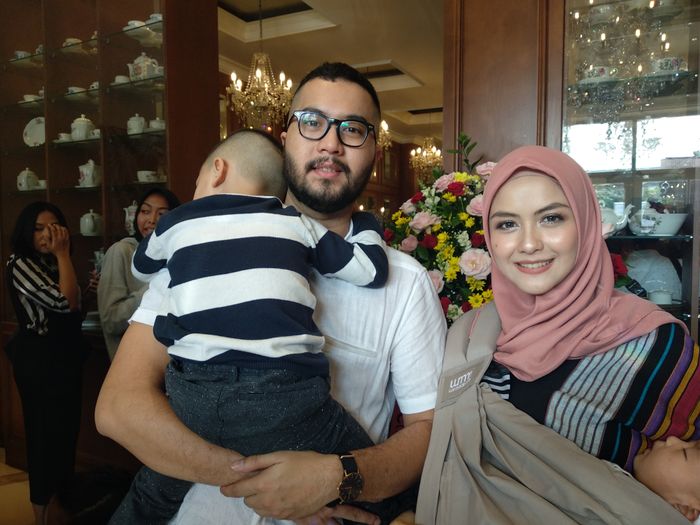 Revalina S Temat bersama suami dan anaknya saat Grid.ID jumpai di kawasan Menteng, Jakarta Pusat, Senin (8/4/2019).