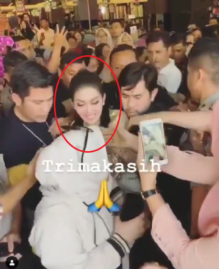 Syahrini tersenyum dikerumuni para penggemar