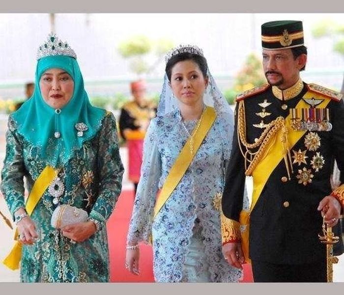 Sultan bersama dengan istri pertama dan ketiganya.