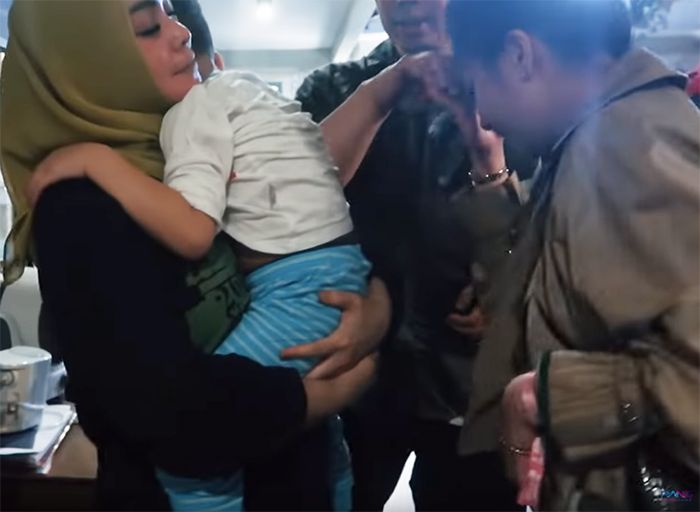 Gigi salim pada suami Rieta Amilia