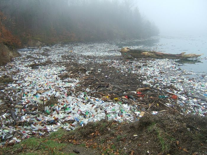 sampah plastik di pantai