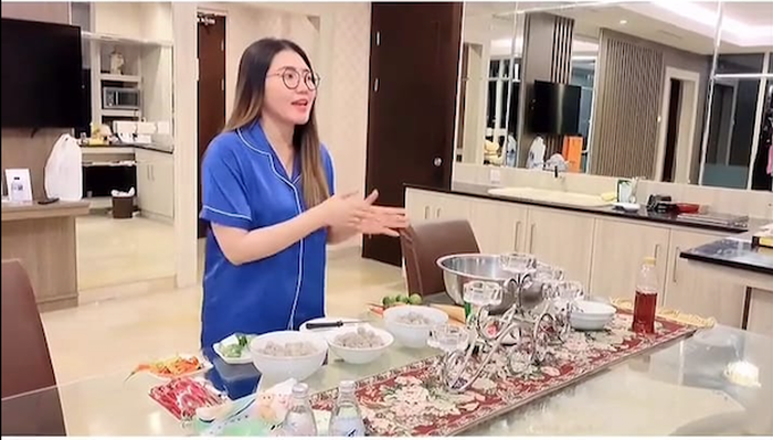 Via Vallen unggah video masak di dapur  mewah