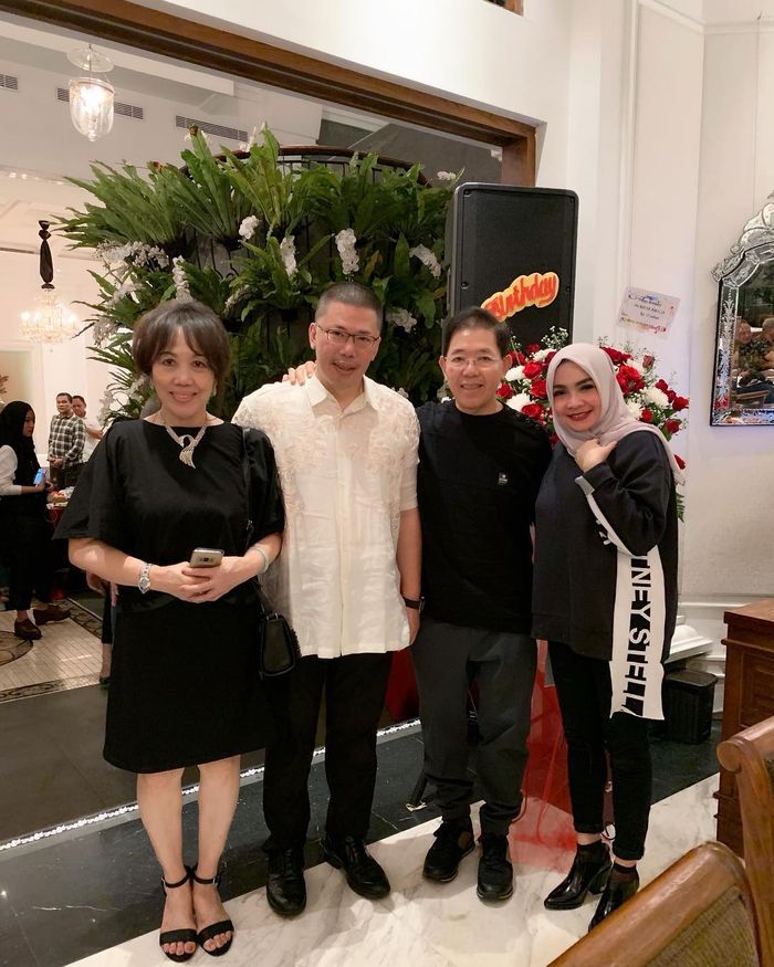 Penampilan mertua Raffi Ahmad, Rieta Amilia, di pesta ulang tahunnya.