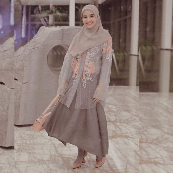 Model Baju Desainer Zaskia Sungkar Potret Jakarta Dalam 