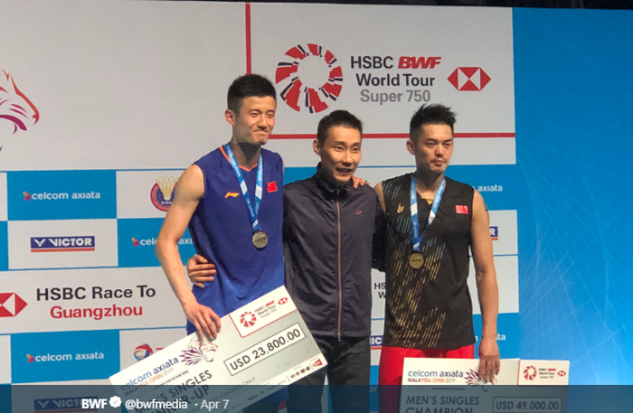 Lee Chong Wei (tengah) saat bersama Chen Long dan Lin Dan di atas podium tunggal putra Malaysia open 2019, Minggu (7/4/2019).