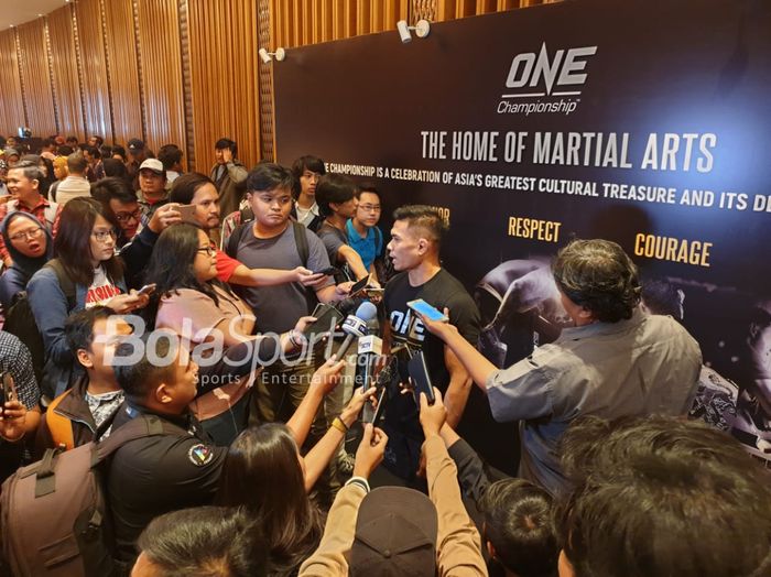 Atlet ONE Championship asal Indonesia, Eko Roni Saputra, berbicara kepada media di Hotel Westin, Jakarta, Jumat (5/4/2019).