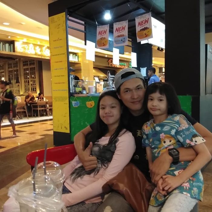 Irwan Chandra tampak begitu bahagia dengan anak-anaknya.