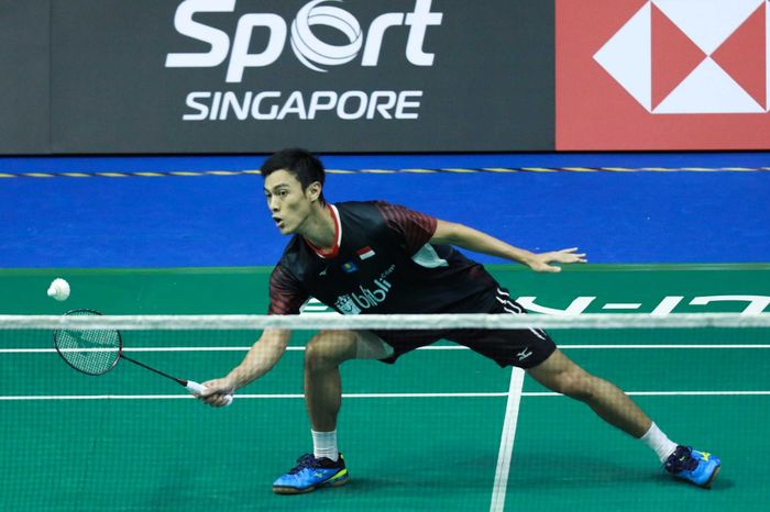 Tunggal putra Indonesia, Shesar Hiren Rhustavito, saat bertanding pada babak kualifikasi Singapore Open 2019, di Singapore Indoor Stadium, Singapura, Selasa (9/4/2019).