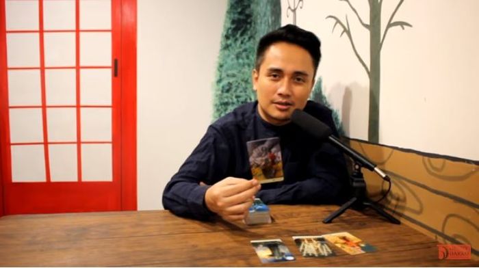 Denny Darko sedang baca kartu tarot