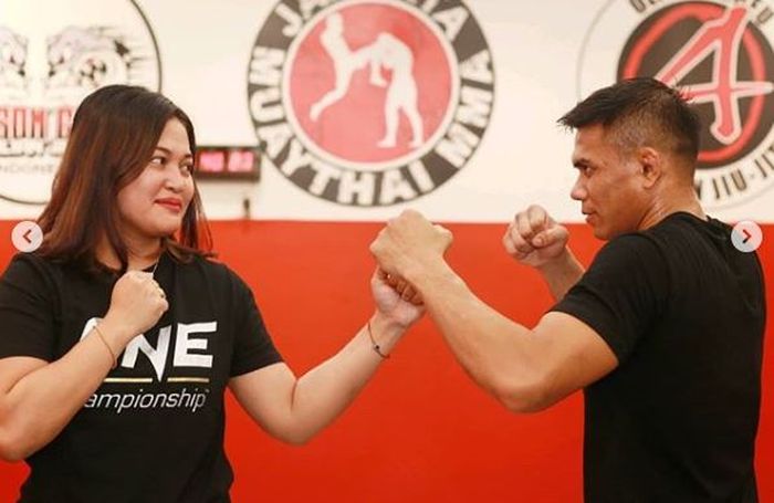 Atlet ONE Championship asal Indonesia, Eko Roni Saputra (kanan), berpose bersama sang istri, Nurdila Agusta Fatmawati.