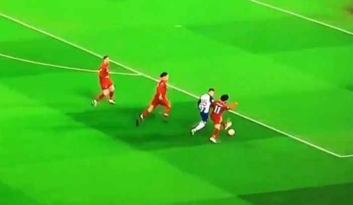 Penyerang Liverpool, Mohamed Salah, berhasil merebut bola dari kaki Otavio Edmilson da Silva Monteiro dalam laga melawan Porto di Anfirld, Selasa (9/4/2019)