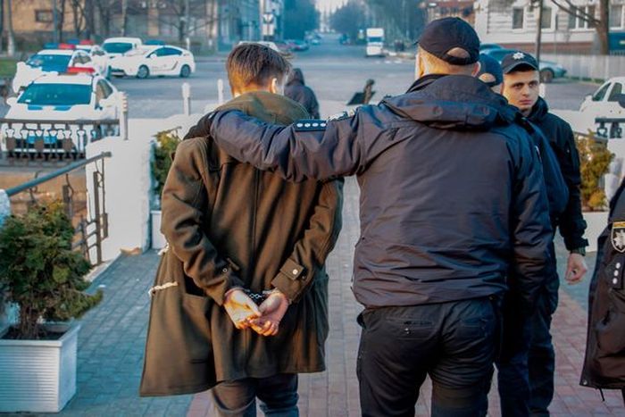 Salah satu pelaku dikawal polisi