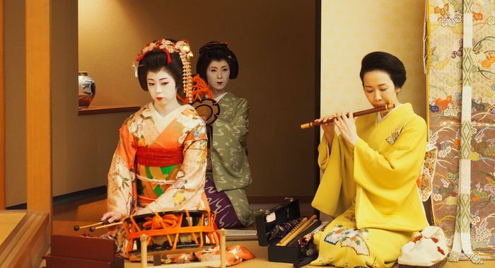 Geisha memainkan alat musik tradisional Jepang