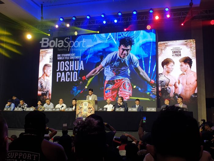 Atlet ONE Championship asal Filipina, Joshua Pacio, berbicara dalam konferensi pers di Grand Ballroom City of Dreams, Manila, Filipina, Selasa (9/4/2019).
