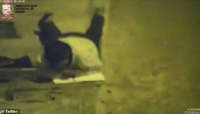 Victor Martin Angulo Cordoba mengerjakan PR di bawah penerangan lampu jalan.