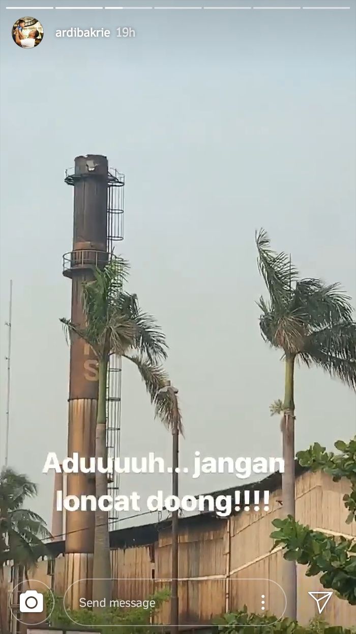 Ardi Bakrie merekam orang yang diduga akan melakukan aksi bunuh diri.