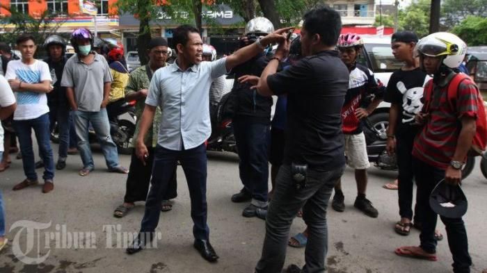 Debt Collector berkelahi dengan nasabah saat menarik mobil yang jatuh tempo di Jl Hertasning Baru, Makassar, Minggu (9/10/17).  