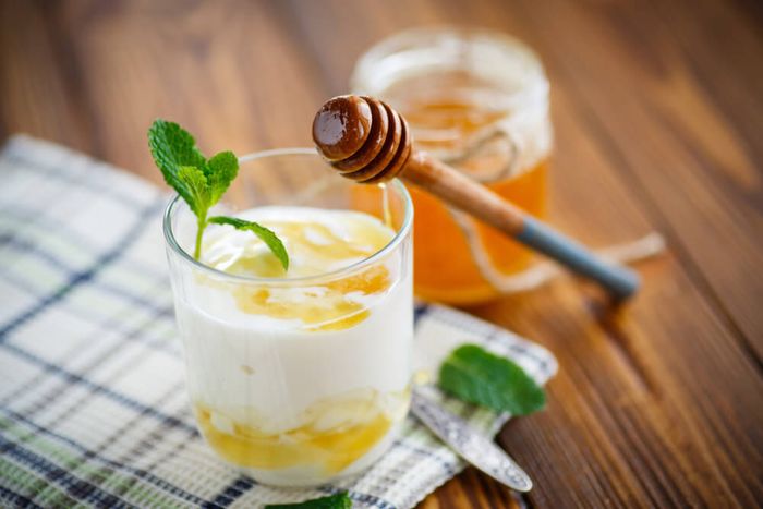 Perawatan rambut rumahan sebelum lebaran dengan menggunakan campuran bahan alami yoghurt dan madu