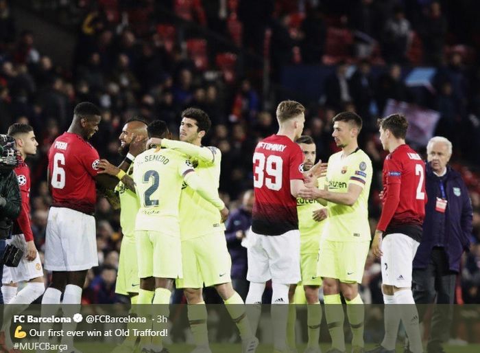 Para pemain Barcelona dan Manchester United saling memberikan salam hangat  usai pertandingan leg pertama perempat final di Old Trafford, Rabu (10/4/2019)