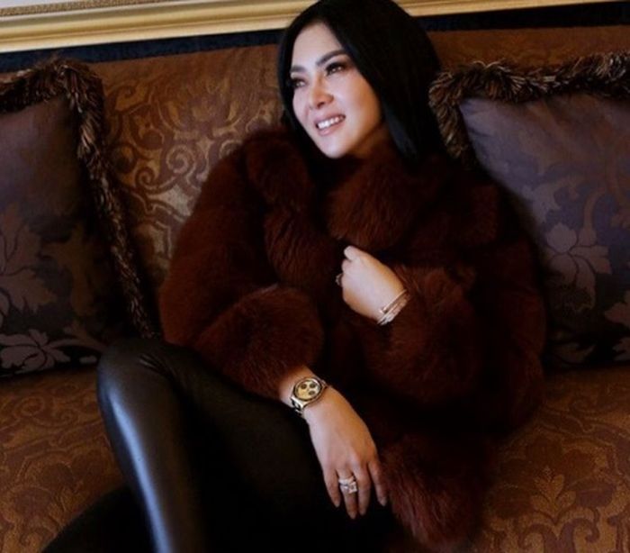 Syahrini saat foto dengan jam tangan mewah seharga 20 miliar di Jepang