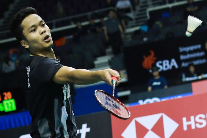 Pebulu tangkis tunggal putra Indonesia, Anthony Sinisuka Ginting, saat bertanding melawan Kenta Nishimoto (Jepang) pada babak kedua Singapore Open 2019.