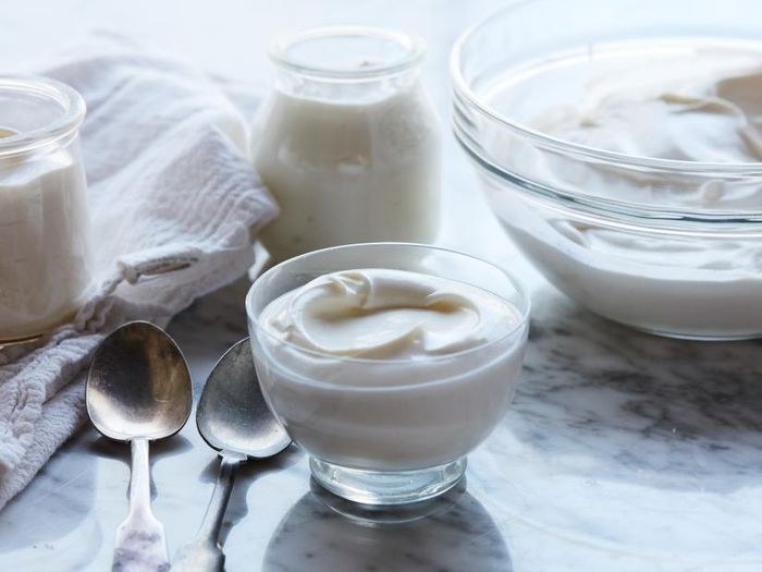 Makanan yang Bisa Mencegah Bau Mulut: Yogurt dan berry