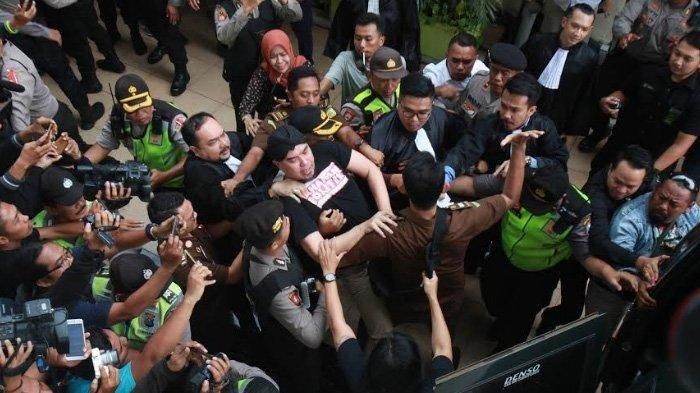Ahmad Dhani bergulat dengan jaksa pengawal