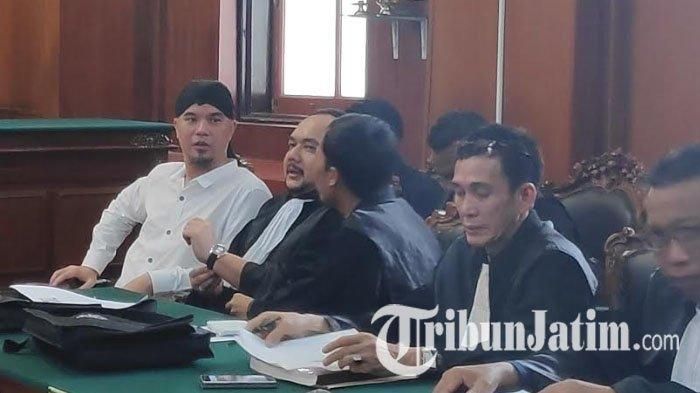 Ahmad Dhani saat hendak jalani sidang di PN Surabaya, Kamis, (28/3/2019).