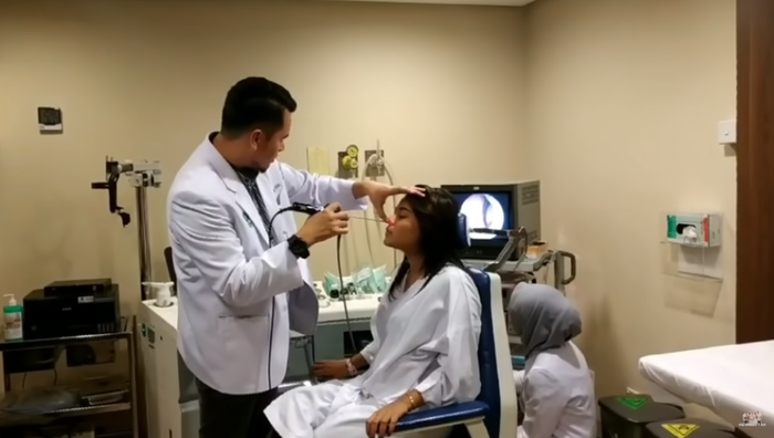 Pemeriksaan endoskopi pada hidung Aurel