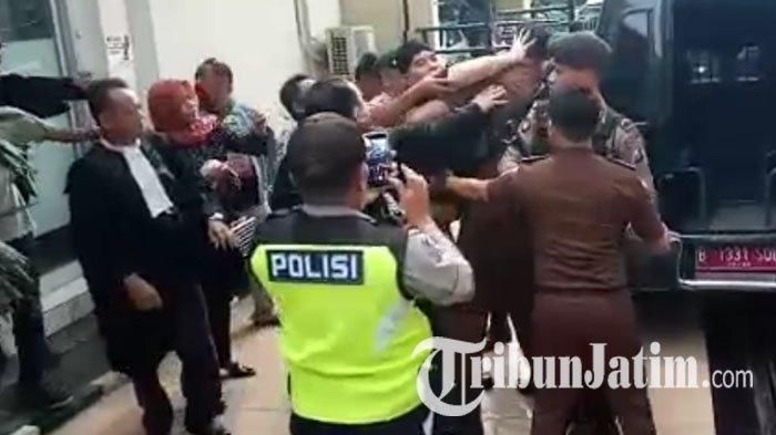 Ahmad Dhani usai bersitegang dengan petugas jaksa yang hendak mengawalnya masuk mobil tahanan, di Pengadilan Negeri Surabaya, Kamis (11/4/2019)