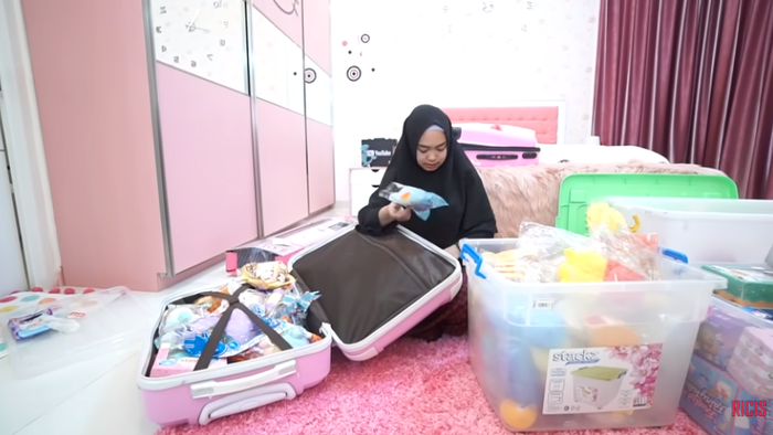Ricis berikan hadiah sekoper squishy untuk Audrey